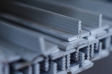 Bent metal profil kanalının kapatılması. Mobilya parçaları.