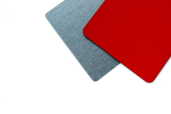 흰색 배경에 컬러 카드의 개념 두 가지 색상 회색과 흰색 배경에 버건디 분리 — 스톡 사진