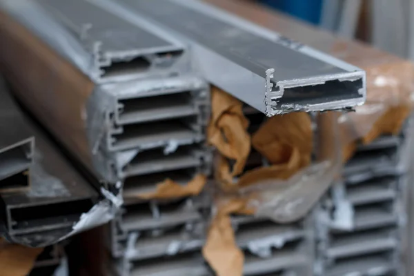 Close-up van gebogen metalen profiel kanaal. Meubelbeslag. — Stockfoto