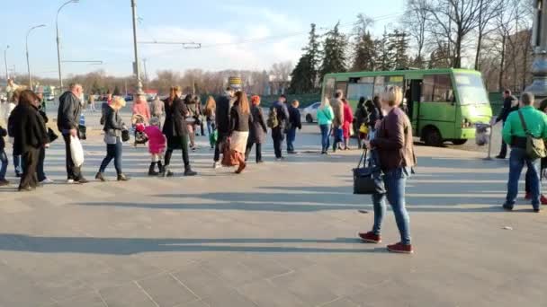 Kharkiv Ucrania Abril 2019 Vida Ciudad Centro Ciudad Muchos Peatones — Vídeo de stock