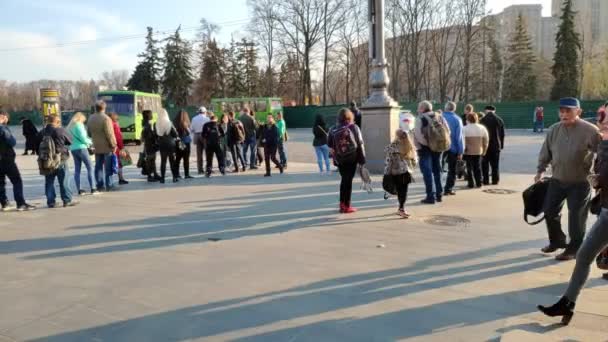 Kharkiv Ukraina April 2019 Bylivet Sentrum Mange Fotgjengere Gaten Går – stockvideo