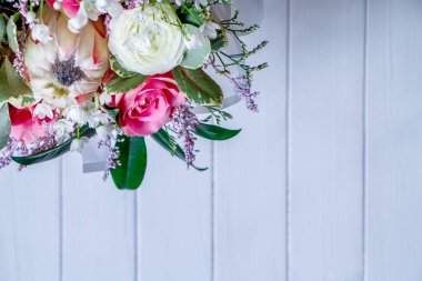 Buttercups, gri, gül, açık ahşap yüzey, seçici odak üzerinde lale çeşitli çiçeklerbir buket Closeup