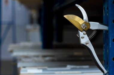 Metal makasların yakın çekim iş için hazır ve bir mobilya üretim atölyesinde bir kafes üzerinde asmak