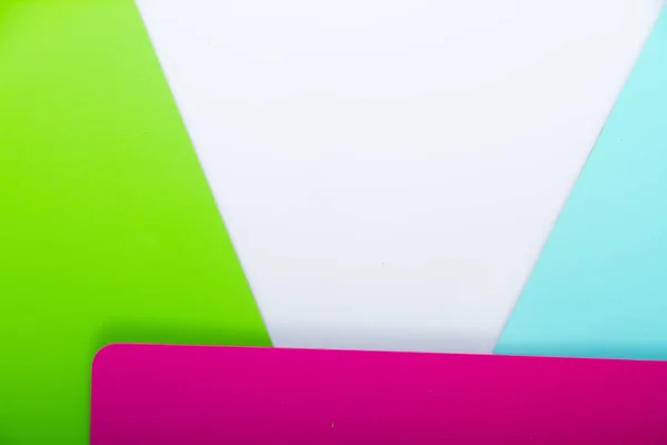 Concepto de tarjetas de color sobre fondo blanco tres colores rosa, verde, azul aislado sobre fondo blanco — Foto de Stock