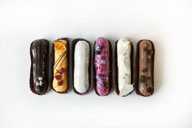 Çeşitli dolgular ve tasarım beyaz bir arka planda izole çeşitli Eclairs seti, Fransız mutfağı kavramı