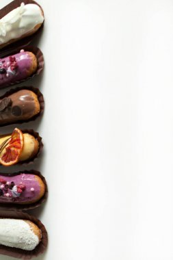 Çeşitli dolgular ve tasarım beyaz bir arka planda izole çeşitli Eclairs seti, Fransız mutfağı kavramı