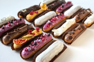 Çeşitli dolgular ve tasarım beyaz bir arka planda izole çeşitli Eclairs seti, Fransız mutfağı kavramı