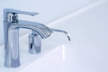 Minimalist tarzda musluk ile modern bir su musluk lavabo ve pahalı Loft banyoda dahili sabun dispenseri, yumuşak odak