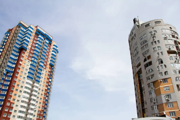 Dos nuevos bloques de apartamentos modernos con balcones y cielo azul en el fondo — Foto de Stock