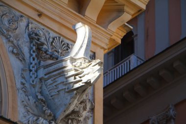 Napoli'de bina revak üzerinde gemi alto-relievo yakın çekim parçası