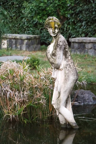Statua in marmo di un bagnante in un parco abbandonato in Italia sul versante del Vesuvio, Napoli — Foto Stock