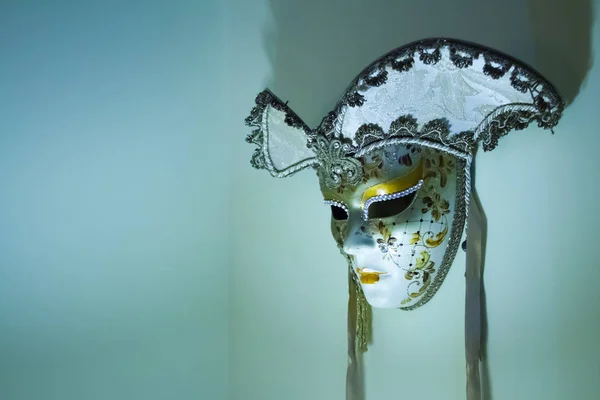 Елегантна венеціанська маска в капелюсі над світлою стіною, Гра тіней — стокове фото