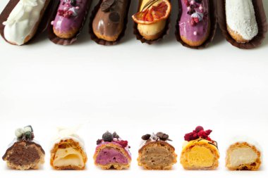 Birkaç Eclairs tüm bir kolaj ve çeşitli dolgular ve tasarım beyaz bir arka planda izole ile bir kesim, Fransız mutfağı kavramı