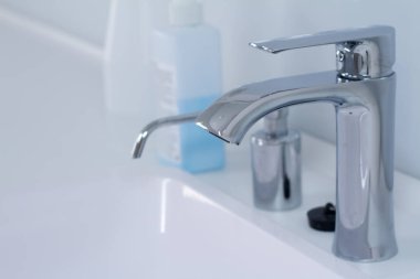 Minimalist tarzda musluk ile modern bir su musluk lavabo ve pahalı Loft banyoda dahili sabun dispenseri, yumuşak odak