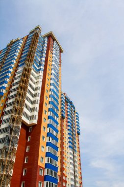 Arka planda balkon ve mavi gökyüzü ile modern dairelerin iki yeni blok
