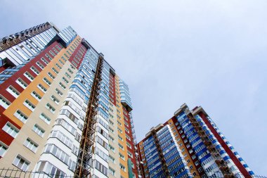 Arka planda balkon ve mavi gökyüzü ile modern dairelerin iki yeni blok