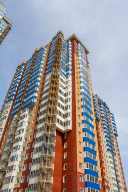 Arka planda balkon ve mavi gökyüzü ile modern dairelerin iki yeni blok