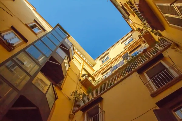 Viaje a Italia vista inferior del cielo cuadrado desde el patio de la casa urbana en Nápoles — Foto de Stock
