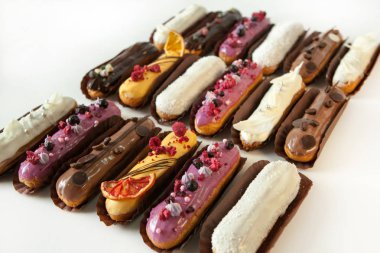 Çeşitli dolgular ve tasarım beyaz bir arka planda izole çeşitli Eclairs seti, Fransız mutfağı kavramı