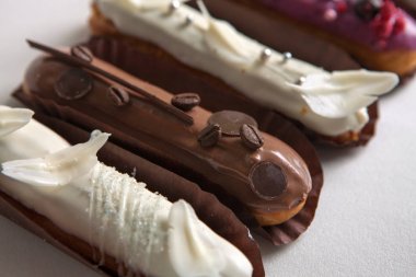 Çeşitli dolgular ve tasarım beyaz bir arka planda izole çeşitli Eclairs seti, Fransız mutfağı kavramı