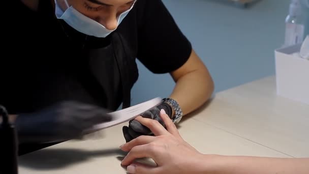 Close Manicure Máscara Azul Fazendo Manicure Hardware Para Uma Jovem — Vídeo de Stock