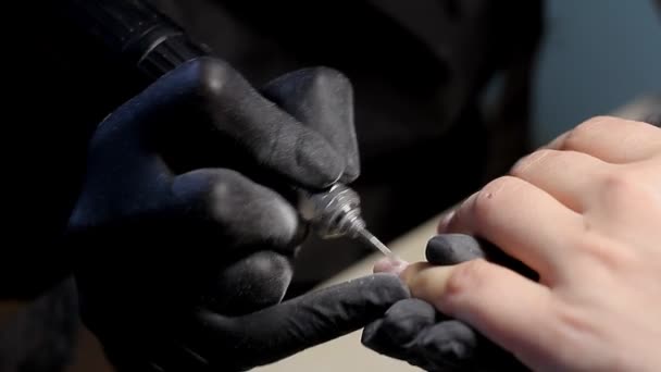 Esthéticienne Broie Barre Ongles Pour Une Manucure Dans Salon Beauté — Video