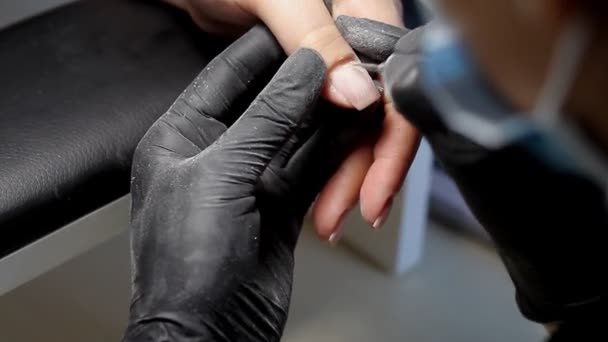 美容师在美容院为美甲磨指甲棒 手指指甲处理 研磨和抛光 — 图库视频影像