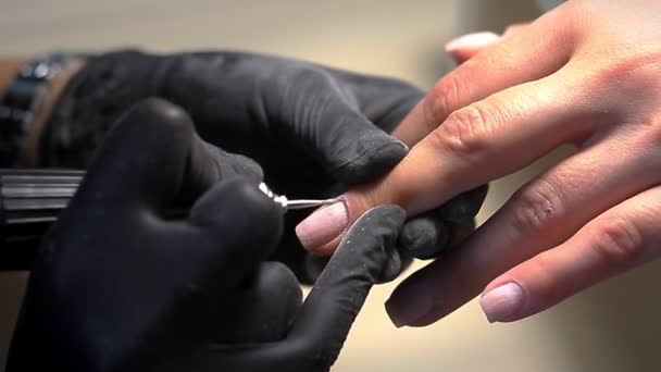 美甲师手使女性美甲在指甲沙龙 手指指甲处理 研磨和抛光 — 图库视频影像