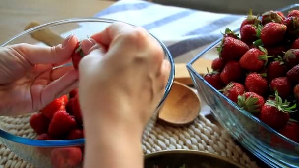 Close Van Vrouwelijke Handen Schil Verse Grote Aardbeien Voor Later — Stockvideo