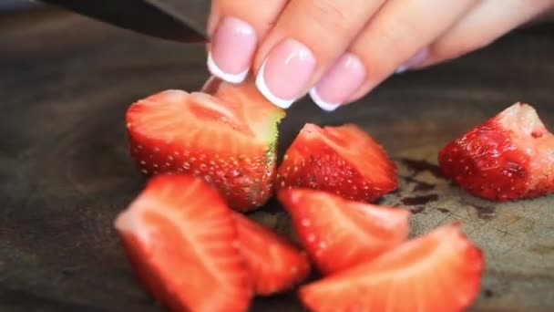 Primo Piano Delle Mani Femminili Fetta Fragole Fresche Grandi Dimensioni — Video Stock