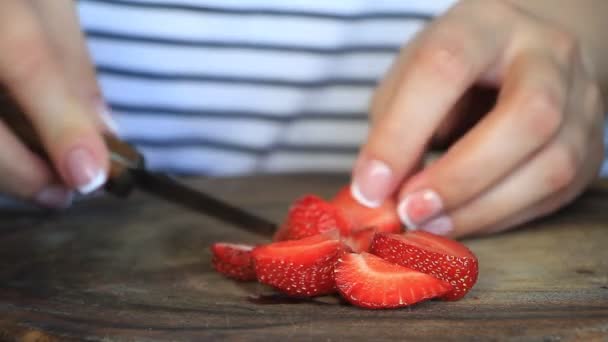 Gros Plan Des Mains Féminines Trancher Grandes Fraises Fraîches Pour — Video