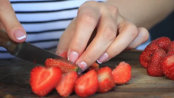 Close Female Hands Slice Fresh Large Strawberries Later Use Soft — Stock Video