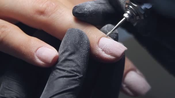 Beautician Grinds Nail Bar Voor Een Manicure Beauty Salon Vingernagelbehandeling — Stockvideo