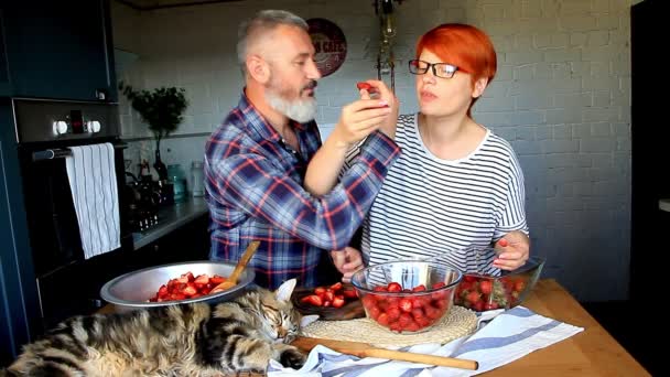 Pareja Adulta Hombre Mujer Pelan Cortan Fresas Para Mermelada Fresa — Vídeo de stock