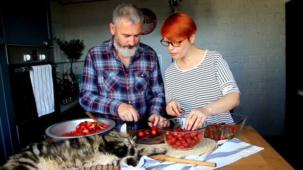 Volwassen Paar Man Vrouw Schil Snijd Aardbeien Voor Aardbei Jam — Stockvideo