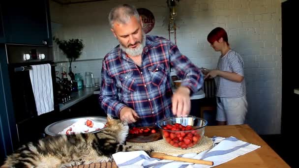 Adult Couple Man Woman Peel Cut Strawberries Strawberry Jam Feed — ストック動画