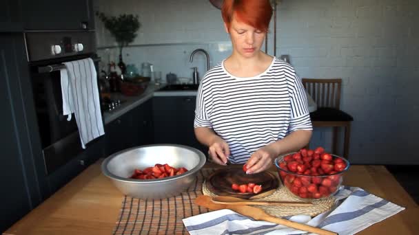 年轻女人切新鲜成熟的草莓做果酱 有选择性的聚焦 — 图库视频影像