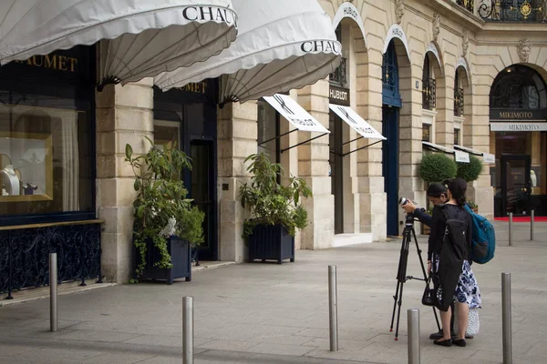 Turistler Paris'te Place Vendome üzerinde mağaza penceresi Chaumet ateş