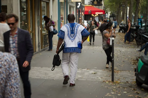 People of different nations and clothes rush about their business through the streets of Paris — Stock Photo, Image