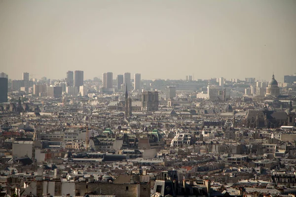 Vista de París desde la colina de Montmartre en la mañana temprano en la neblina — Foto de Stock