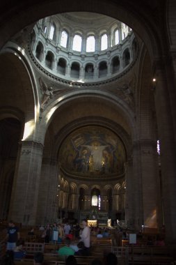 Paris'teki Sacre Coeur Bazilikası'nın iç dekorasyonunun mimari ve sanatsal detayları