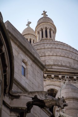 Paris'teki Sacre Coeur Bazilikası'nın iç dekorasyonunun mimari ve sanatsal detayları