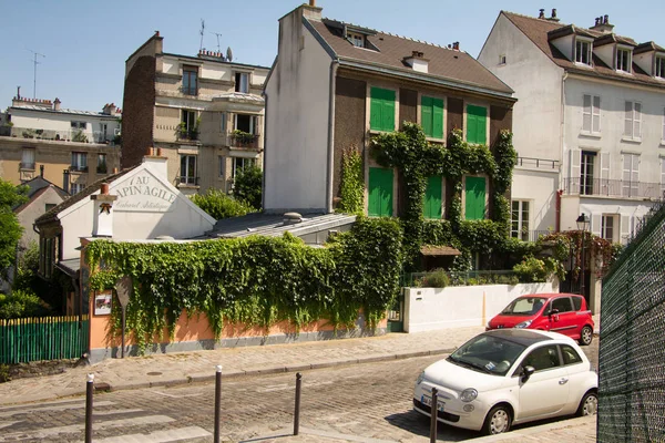 パリのモンマルトルの歴史的地区に緑の野生のブドウの家で育った — ストック写真