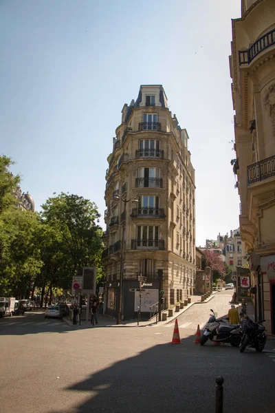 Casas parisinas en los bulevares centrales en un día soleado — Foto de Stock