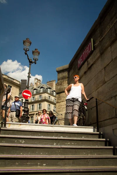 Bottom view of the crowd of tourists and steps exit from the subway to Place de la Concorde in Paris — Stock Photo, Image