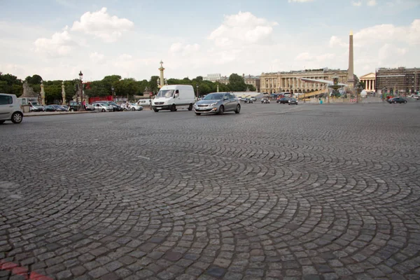 Vista de la Plaza de la Concordia y coches entrando en el Pont de la Concorde de París — Foto de Stock