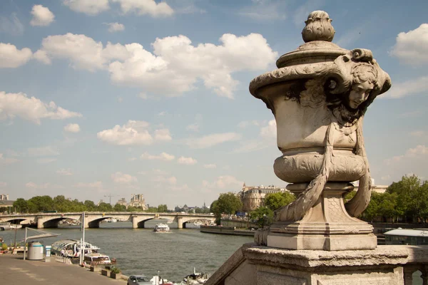 Närbild av arkitektoniska element och statyer på Alexander den tredje bron i Paris — Stockfoto