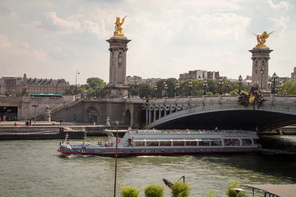 Barco de recreio com turistas navegando sob Alexandre, a Terceira Ponte em Paris — Fotografia de Stock