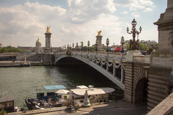 Vista del Puente Alejandro III sobre los Inválidos en París — Foto de Stock