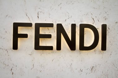 Paris'te Fendi moda butik giyim ayakkabı ve aksesuarları Parlak işareti